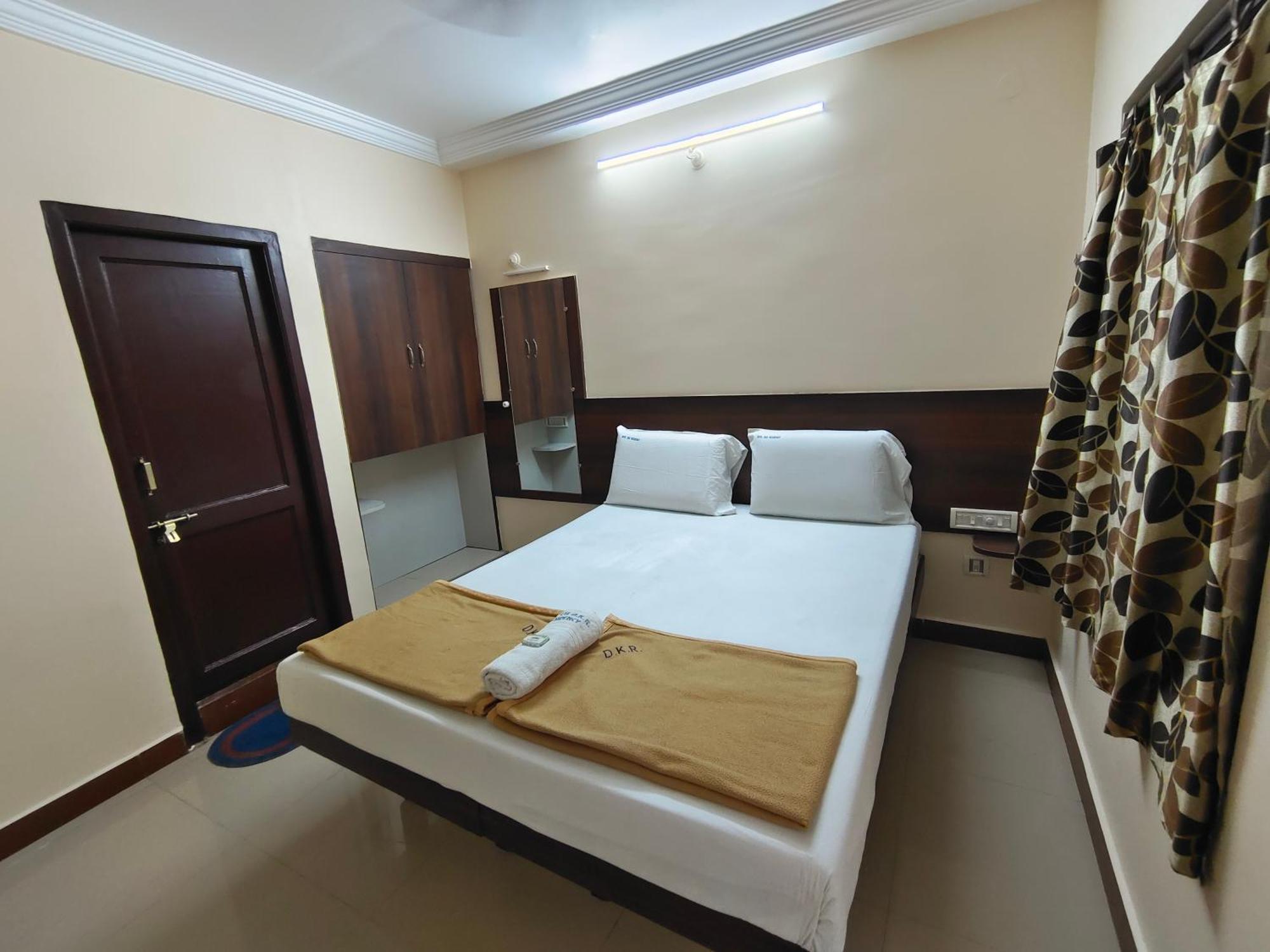 Hotel DKR RESIDENCY Tirupati Zimmer foto